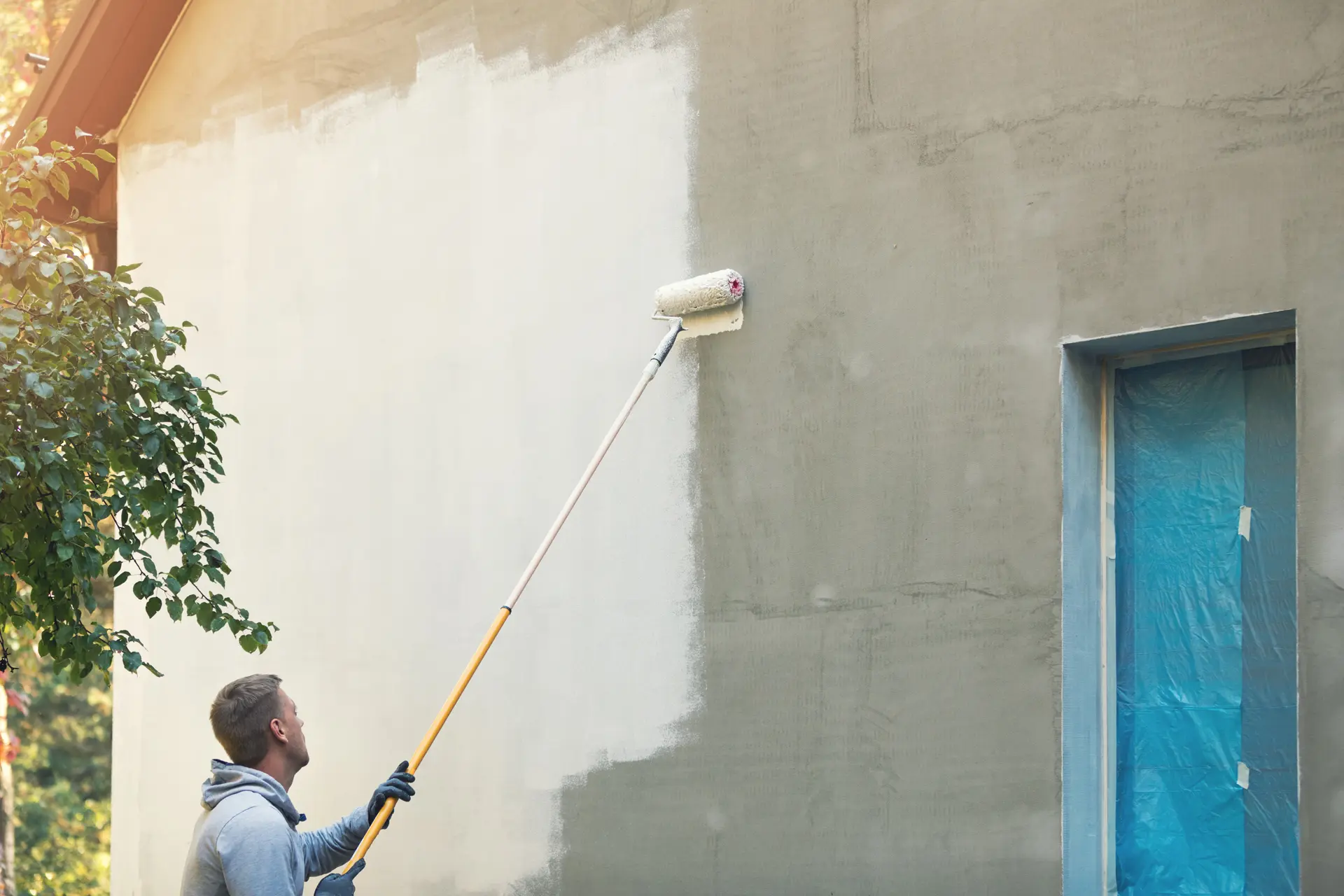 Pintor trabajando en una fachada en Ávila